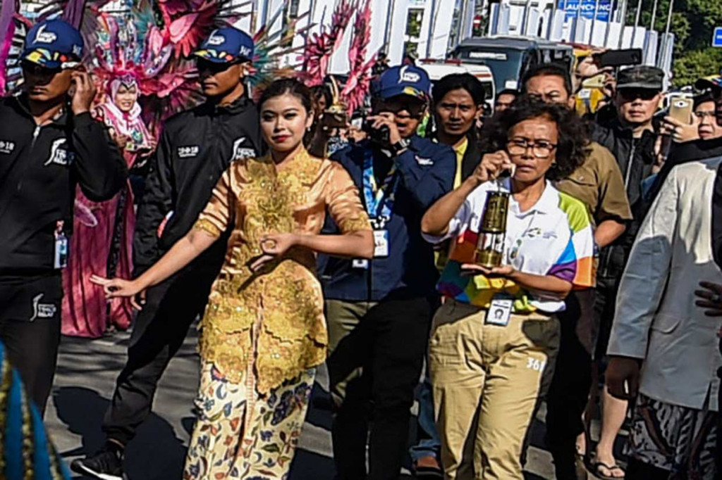 Antusias Warga Bandung Sambut Obor Asian Games