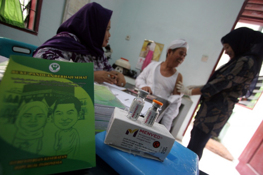 Ilustrasi seorang petugas memberikan suntikan vaksin meningitis kepada calon jamaah haji di Puskesmas Petisah, Medan, Sumut, Kamis (6/9). FOTO ANTARA/Septianda Perdana.