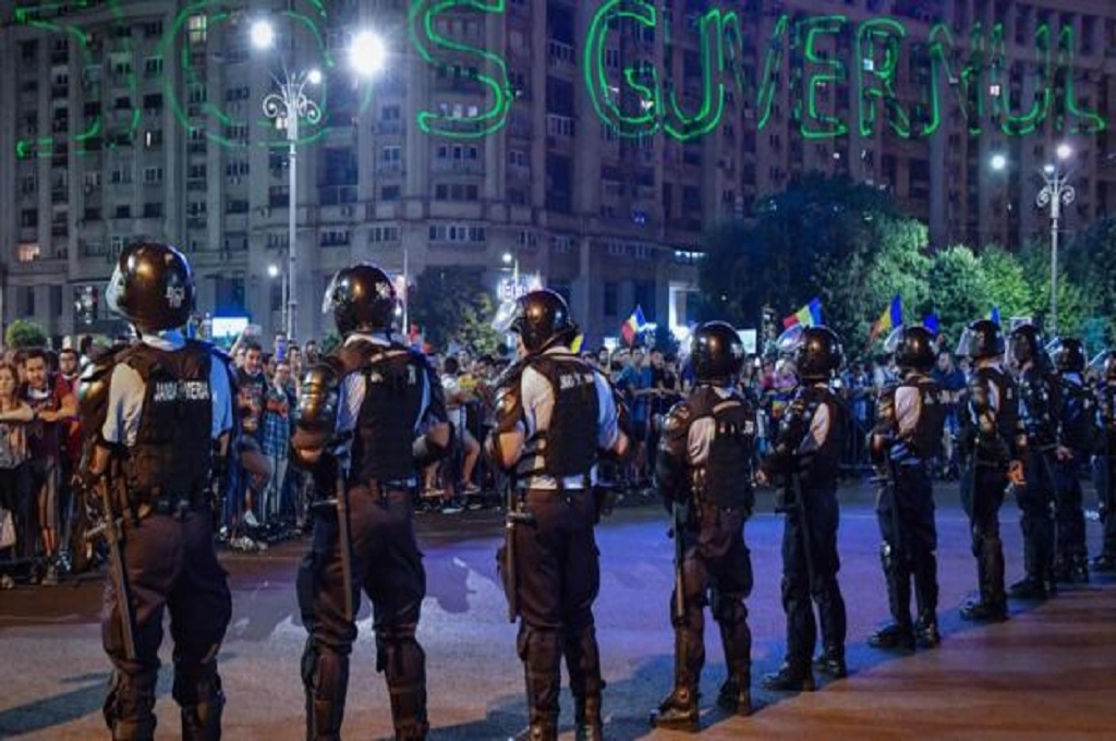 Kepolisian bersiaga di tengah unjuk rasa ribuan orang di Bucharest, Rumania, 11 Agustus 2018. (Foto: AFP)
