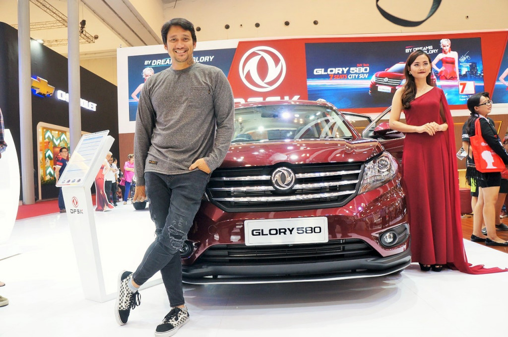 Tora Sudiro kepergok sedang mengintip fitur-fitur menarik dari DFSK Glory 580. DFSK