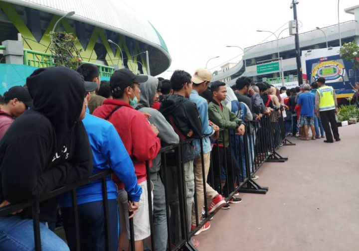 Demi Timnas, Suporter Rela Tidak Tidur Antre Tiket