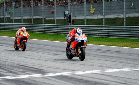 Jorge Lorenzo (depan) diikuti Marc Marquez dengan jarak 0,13