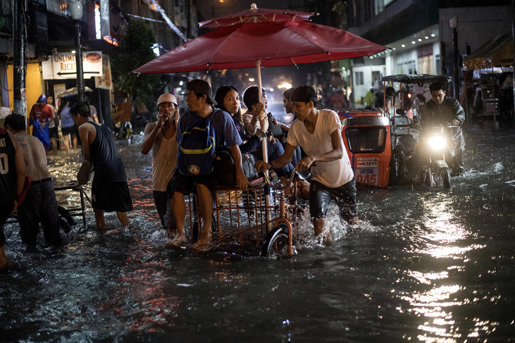 Banjir Lumpuhkan Manila, Puluhan Ribu Orang Mengungsi