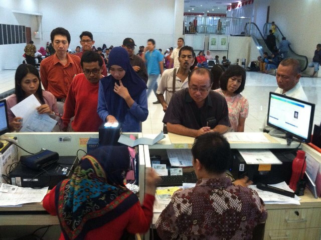 Sejumlah warga Surabaya, Jawa Timur saat melakukan perekaman E-KTP di Mal Pelayanan Publik (MPP), Surabaya, Jawa Timur, Selasa, 14 Agustus 2018.