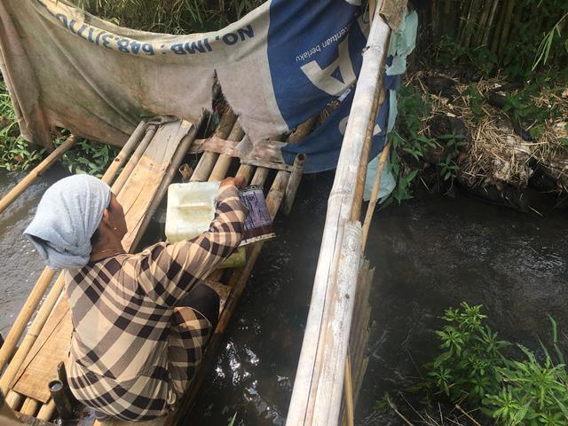 Kesulitan Air Bersih, Warga Tangsel Mandi Pakai Air Sungai