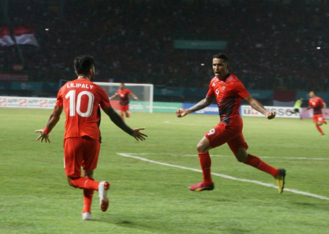 Alberto 'Beto' Goncalves merayakan gol bersama Stefano Lilipaly