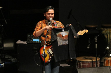 Kaus Barasuara Terjual Rp3,5 Juta dalam Lelang