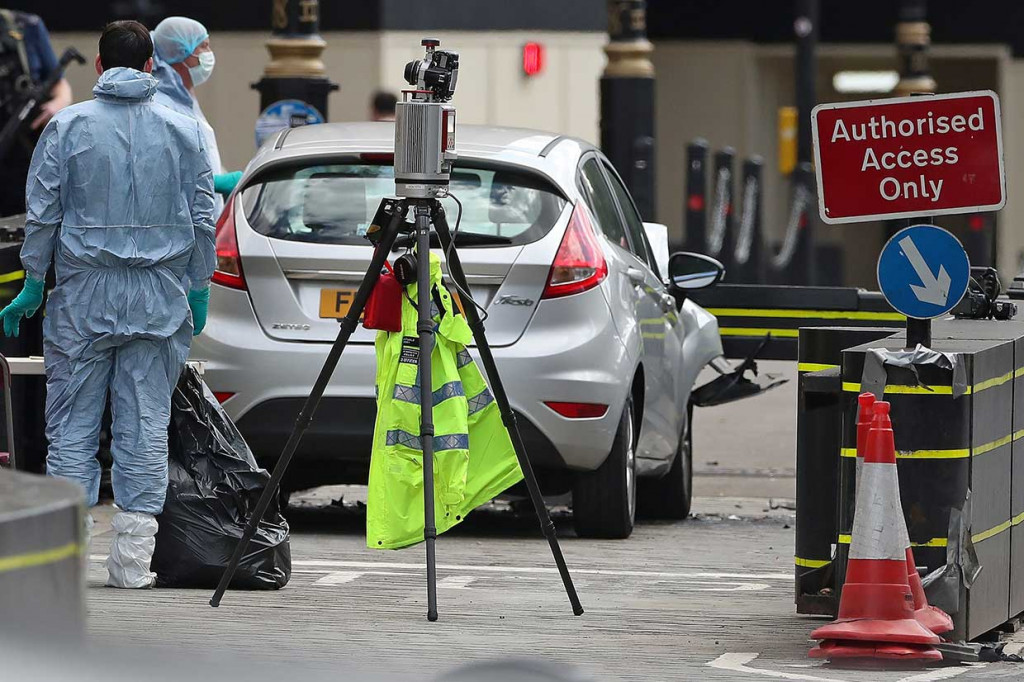 Mobil Tabrak Pejalan Kaki di Luar Parlemen Inggris