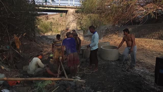 Kesulitan Air, Warga Brebes Buat Sumur di Sungai Kering