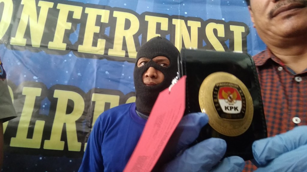 Polisi menunjukkan barang bukti yang digunakan anggota KPK gadungan untuk melakukan penipuan.  Medcom.id-Ahmad Mustaqim