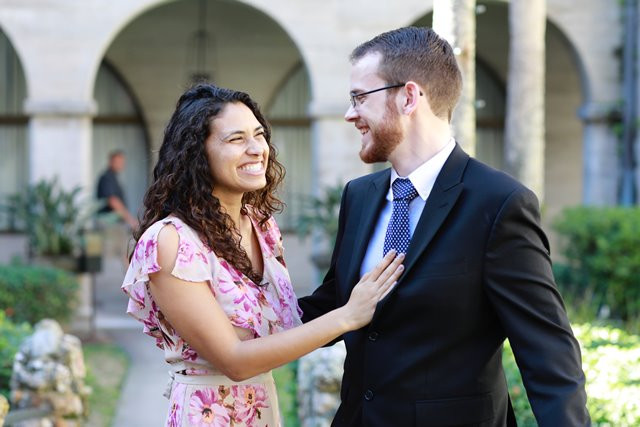 Walau terlihat sederhana beberapa cara ini bisa membuat Anda dan pasangan menjadi lebih dekat dan lebih bahagia. (Foto: Joshua Adam Nolette/Unsplash.com)