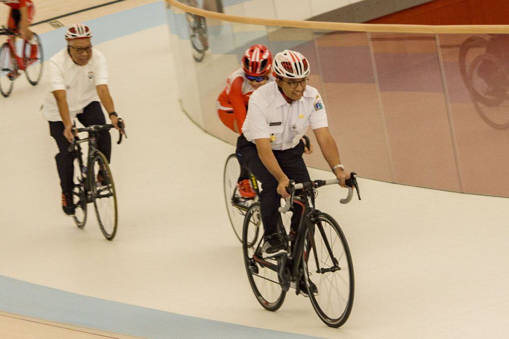 Resmikan Jakarta International Veledrome, Anies Jajal Lintasan Sepeda