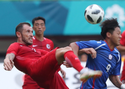 Pesepak bola Hong Kong Fernando Comi Recio (kiri) menghalau