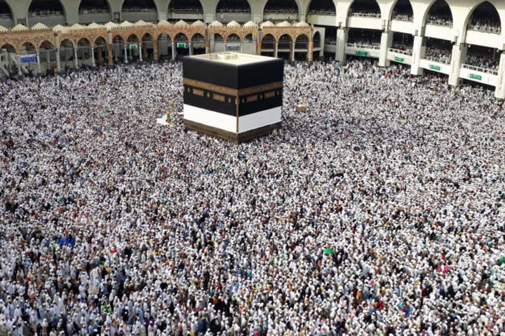 Jutaan Umat Islam Melaksanakan Tawaf