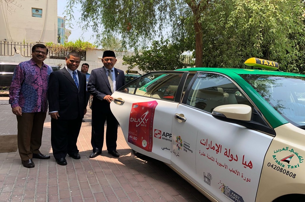 Dubes Husni berada di samping mobil taksi yang terpasang logo Asian Games 2018. (Foto: KBRI Abu Dhabi/KJRI Dubai)