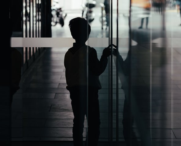 Dengan membawa anak menonton film yang tidak sesuai dengan usianya adalah anak bisa jadi memelajari hal-hal yang salah. (Foto: David Clarke/Unsplash.com)