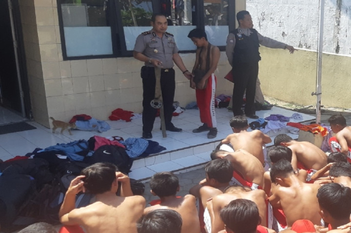 Puluhan Siswa Diamankan, Polisi Temukan Gir di Dalam Tas