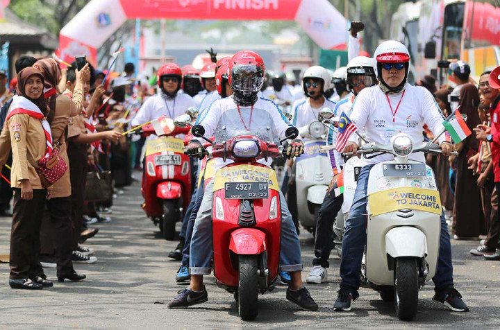 Ratusan Vespa Kawal Obor Asian Games di Jakarta