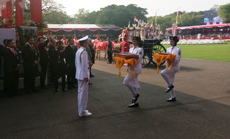 Replika Bendera Merah Putih Tiba di Istana Merdeka