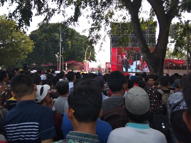 Warga Saksikan Peringatan Proklamasi di Istana Lewat Layar Lebar
