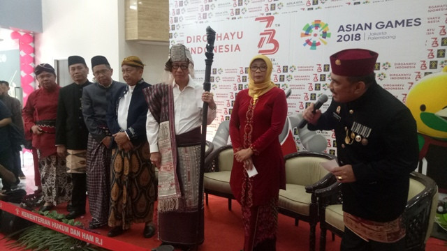 Menteri Yasonna Kenakan Baju Batak di HUT RI