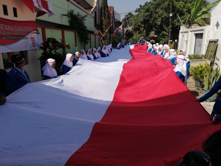 Ratusan Siswa di Malang Bentangkan Bendera 73 Meter