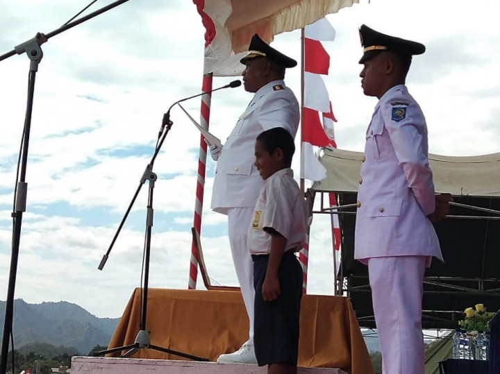 Aksi Heroik Siswa SMP NTT Sambung Tali Penggerek Bendera