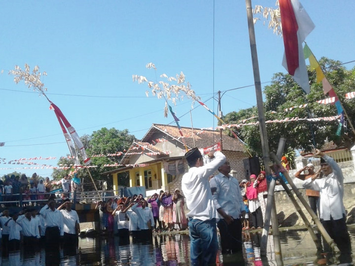 Warga Sumenep Gelar Upacara Bendera di Atas Sungai