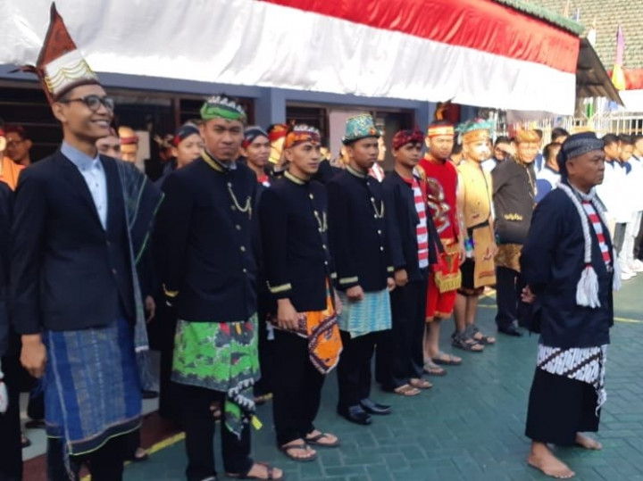 Ratusan Napi Lapas Sidoarjo Pakai Baju Adat saat Upacara