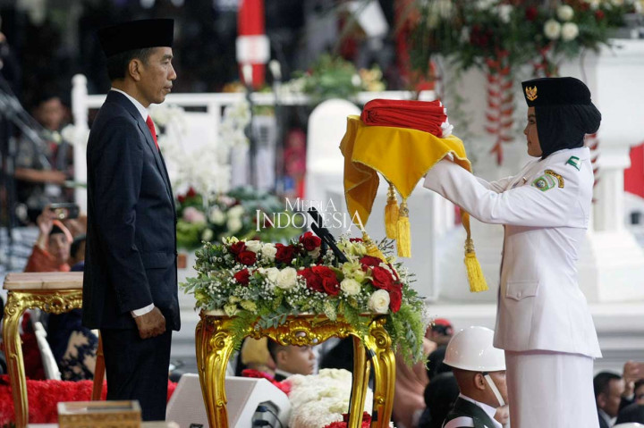 Zanati Umahati Pembawa Baki Upacara Penurunan Bendera