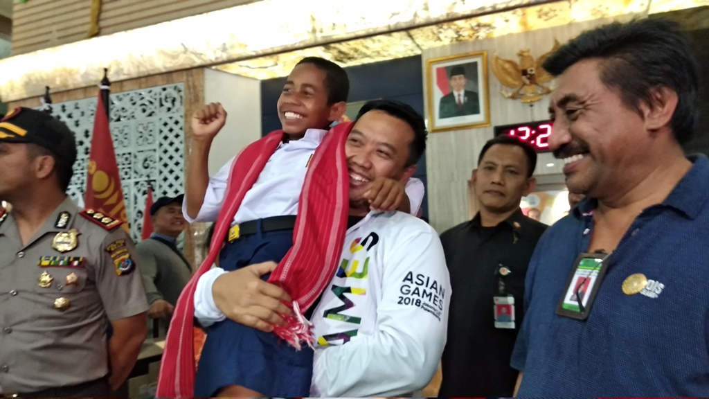 Menpora Imam Nahrawi dan Yohanis Gama Marschal Lau (tengah). (Foto: medcom.id/Rendy Renuki)