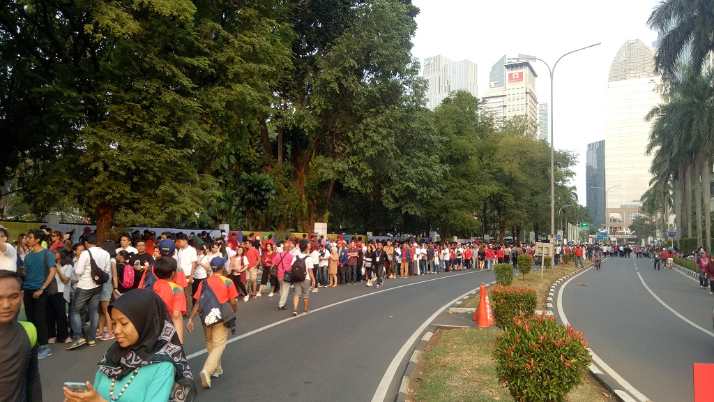 Antrean penonton di stadion Brawijaya
