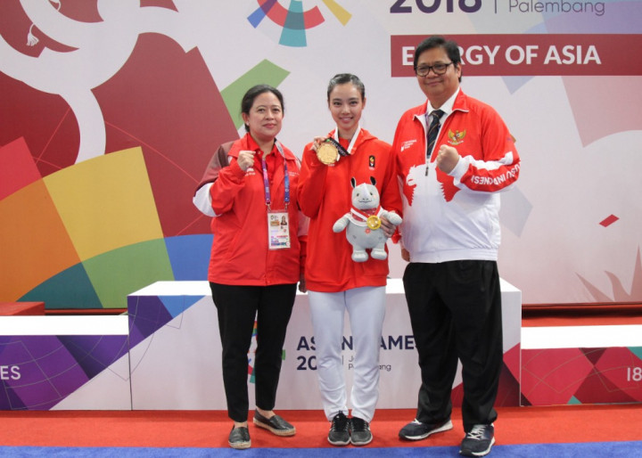 Menko PMK Kalungkan Medali Cabor Wushu Wanita