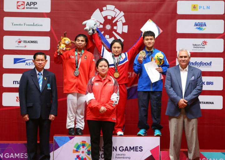 Menko PMK Serahkan Medali untuk Angkat Besi Putri Kelas 48 kg