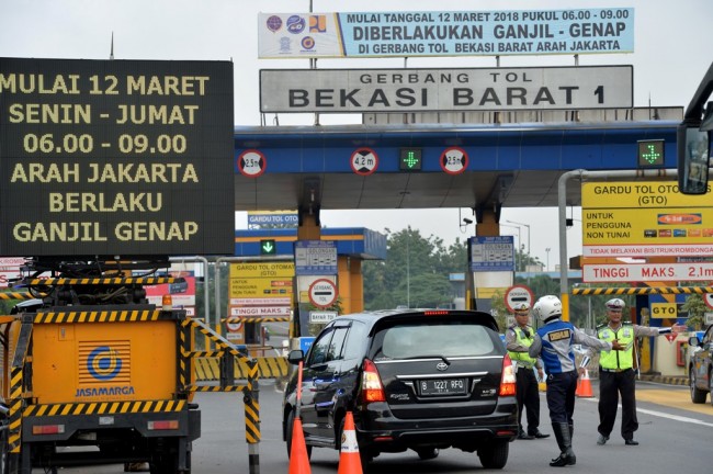 Ilustrasi ganjil genap di Gerbang Tol Bekasi Barat - ANT/Widodo S Jusuf.