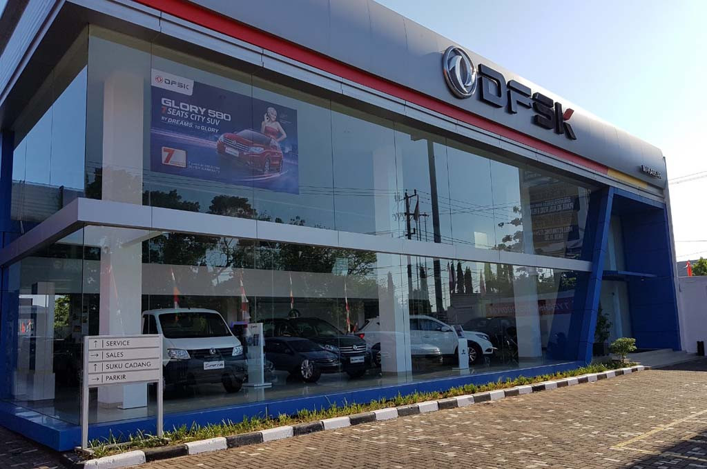 Dealer DFSK di Makassar MENAMPILKAN gLORY 580 dan mobil pikapnya. DFSK