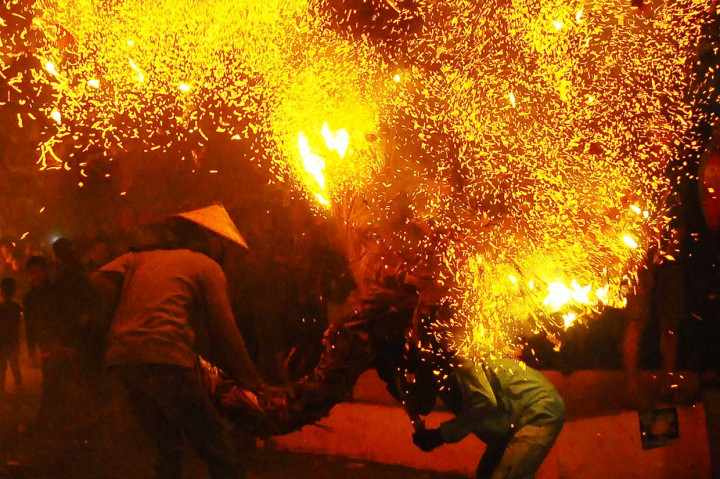 Serunya Tradisi Perang Obor di Tegal Sambi Jepara