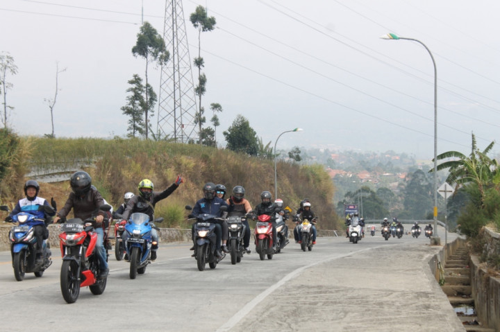 Serunya S'Pong <i>Touring</i> Merdeka Menuju Garut