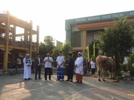 Hewan Kurban Media Group Dibagikan ke Warga Kedoya