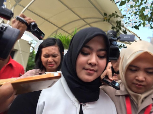 Istri dan Ibu Jenguk Zumi Zola