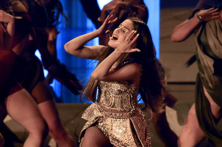 Gaun Ariana Grande di MTV VMA Karya Desainer Surabaya