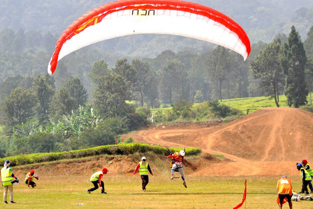 Indonesia Tambah Emas Lewat Paralayang