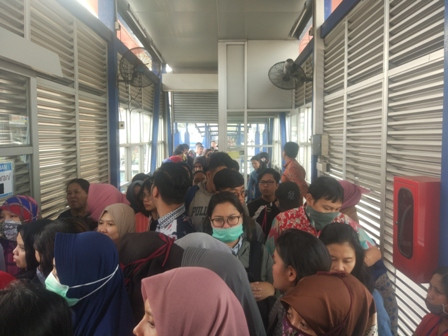 Penumpang di Halte Adam Malik Membludak