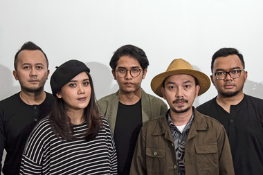 Angsa & Serigala Lepas Album Kedua, Ruang Waktu