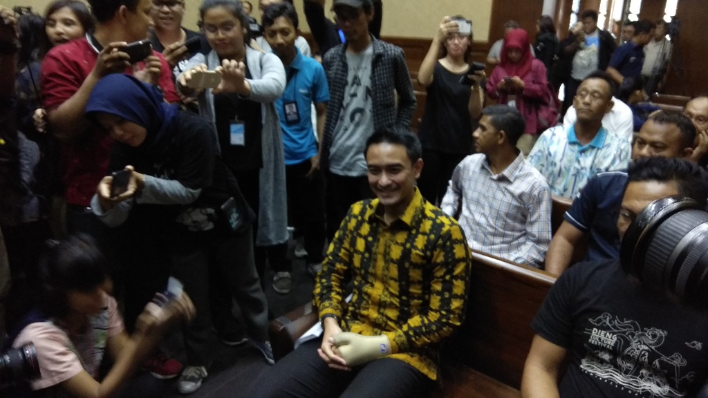 Gubernur nonaktif Jambi Zumi Zola dalam sidang dakwaan di Pengadilan Tipikor, Jakarta - Medcom.id/Fachria Audhia Hafiez.