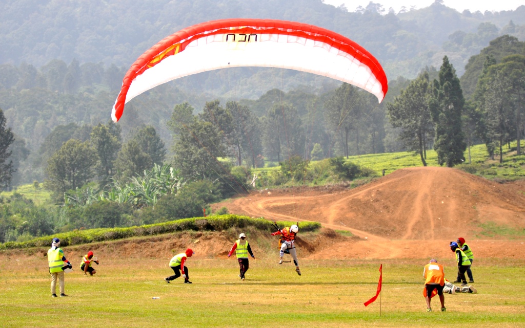 Tim Paralayang Putra Indonesia juara di nomor individu akurasi putra (Foto: INASGOC/Antara/Tagor Siagian)