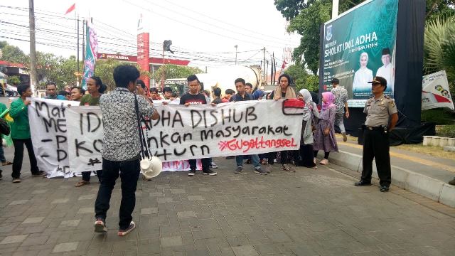 Mahasiswa mendemo kebijakan penutupan U-turn di sepanjang Jalan Raya Juanda, Ciputat, Kamis 23 Agustus 2018. Medcom.id/ Farhan Dwitama.