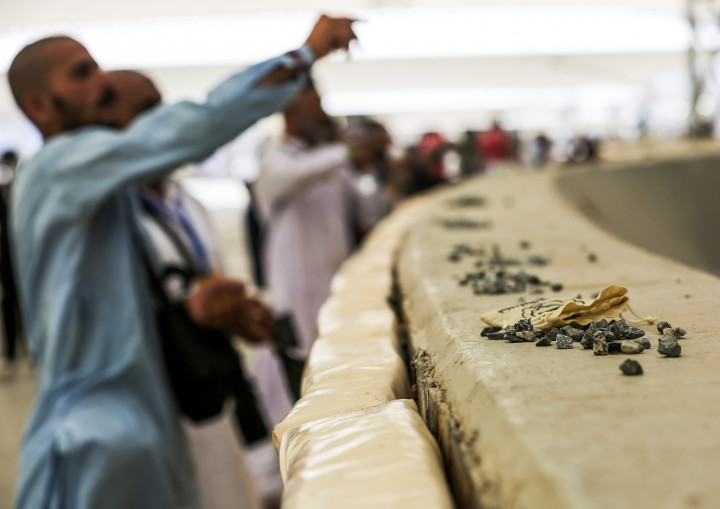 Melempar Jumroh di Mina