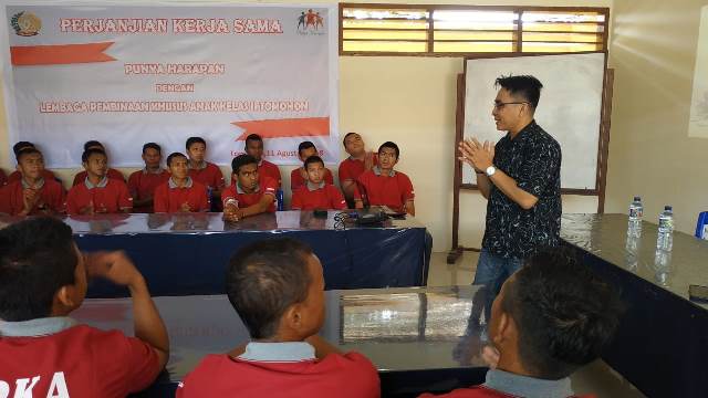 Puluhan andikpas LPKA Tomohon saat mengikuti pelatihan Bahasa Inggris, komputer dan kewirausahaan, di Lapas Anak Tomohon, Kota Tomohon, Sulut, Sabtu, 25 Agustus 2018. Medcom.id/ Mulyadi Pontororing.