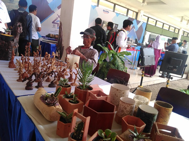 Kemeriahan HUT ke-42 PT Dirgantara Indonesia yang menghadirkan berbagai hiburan dan pameran untuk masyarakat di Kantor Pusat PT DI, Kota Bandung, Sabtu, 25 Agustus 2018. Medcom.id/ P Aditya Prakasa.